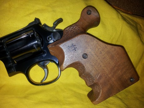 Pongo a la venta una cacha anatomica marca MORINI en talla "M" para revolver S&W K-14.
Esta 00
