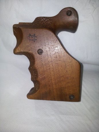 Pongo a la venta una cacha anatomica marca MORINI en talla "M" para revolver S&W K-14.
Esta 31