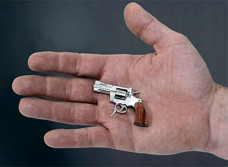 Cito textualmente:
"SwissMiniGun es la pistola mas pequeña del mundo, mide tan solo 2.16 pulgadas 00
