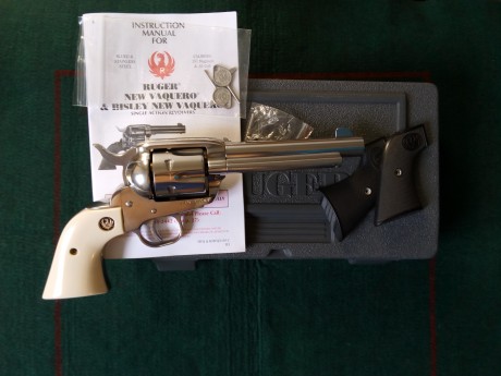 "VENDIDO" revólver Ruger New Vaquero Gloss inox. cl.357/38. 5 1/2", con dos juegos de cachas 01