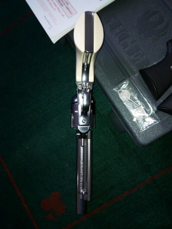 "VENDIDO" revólver Ruger New Vaquero Gloss inox. cl.357/38. 5 1/2", con dos juegos de cachas 10