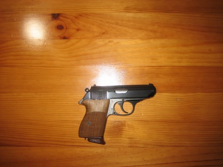 Hola. Se vende Walther PPK  32 ACP  (7.65), en uso  y en Libro de coleccionista.  Impecable, 4 cargadores, 22