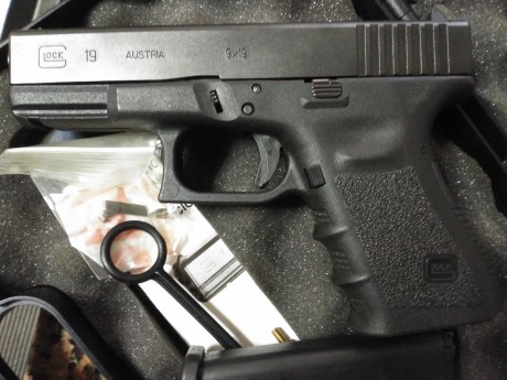 vendo glock 19 gen 3 perfecto estado , maletin original , ni un rayonazo.
350 €  , PORTES INCLUIDO
VENDIDA 00