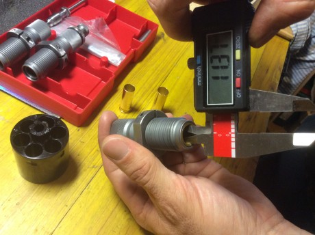 Hoy al estrenar unos dies Hornady del 45 Colt, concretamente el recalibrador. Al pasar la primera vaina 02