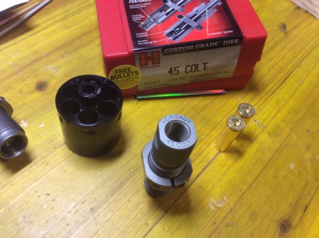 Hoy al estrenar unos dies Hornady del 45 Colt, concretamente el recalibrador. Al pasar la primera vaina 60