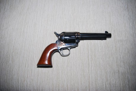 Vendo Revolver uberti cattleman calibre 45 LC, Long. de cañón: 5 1/2", junto con dies Lee para recarga 02