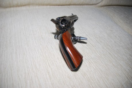 Vendo Revolver uberti cattleman calibre 45 LC, Long. de cañón: 5 1/2", junto con dies Lee para recarga 01