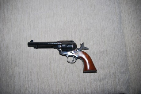 Vendo Revolver uberti cattleman calibre 45 LC, Long. de cañón: 5 1/2", junto con dies Lee para recarga 00