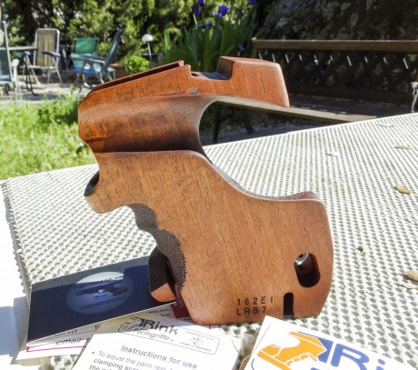 Pongo a la venta esta cacha RINK para la pistola de aire MORINI CM 162EI, a ESTRENAR la vendo por ser 01