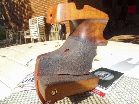 Pongo a la venta esta cacha RINK para la pistola de aire MORINI CM 162EI, a ESTRENAR la vendo por ser 00