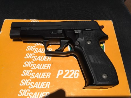  image.jpeg Vendo Sig Sauer P226, muy poco uso y en perfecto estado.Guiada con la A.
Lleva 2 cargadores, 01