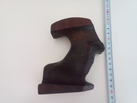 Vendo empuñadura de madera noble para Walther GSP, mucho mejor que la original.
Equivale a una talla M.
Prueba 02