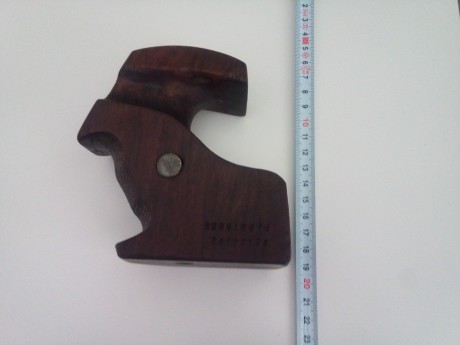 Vendo empuñadura de madera noble para Walther GSP, mucho mejor que la original.
Equivale a una talla M.
Prueba 01