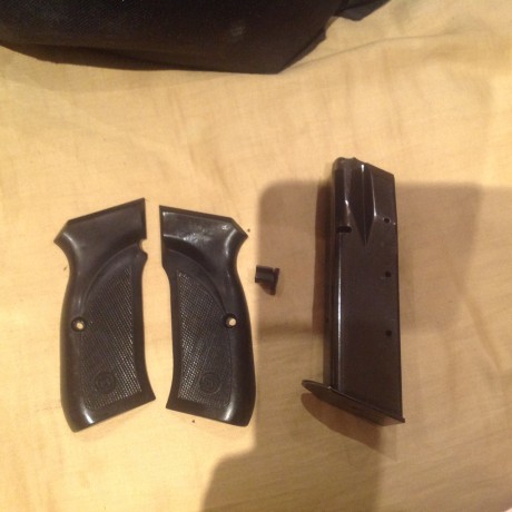 Hola ,ordenando los cajones ha salido lo siguiente: unas cachas de plástico de la cz una pieza que parece 01