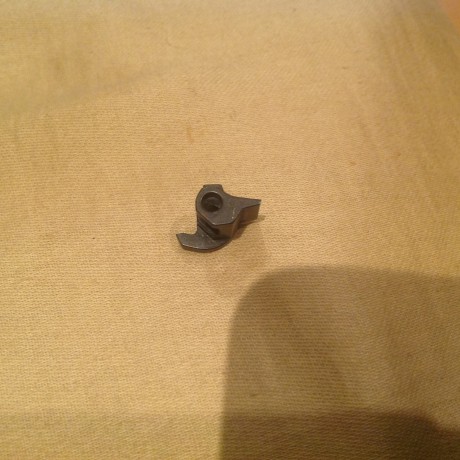 Hola ,ordenando los cajones ha salido lo siguiente: unas cachas de plástico de la cz una pieza que parece 00