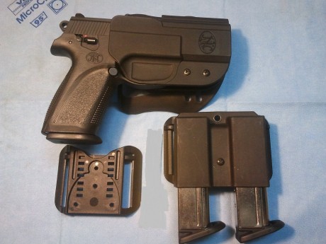 Hola, vendo funda y porta cargadores Marca "BLADETECH usa"  para la pistola FNP9, la pistola 01