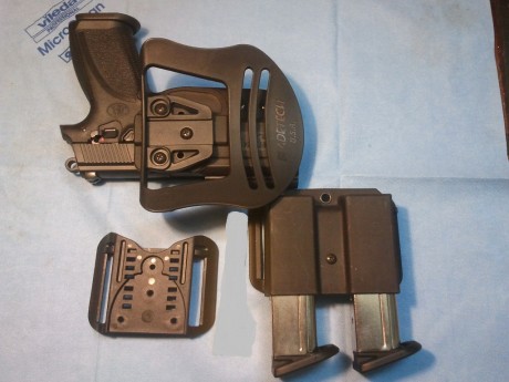 Hola, vendo funda y porta cargadores Marca "BLADETECH usa"  para la pistola FNP9, la pistola 00