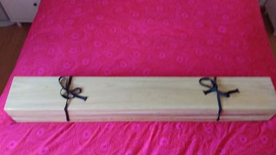 Buenos dias,

pese al disgusto que me produce, pongo a la venta esta katana comprada en oriental weapon 02