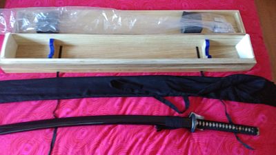 Buenos dias,

pese al disgusto que me produce, pongo a la venta esta katana comprada en oriental weapon 00