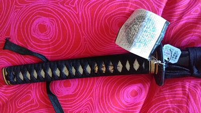 Buenos dias,

pese al disgusto que me produce, pongo a la venta esta katana comprada en oriental weapon 12