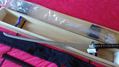 Buenos dias,

pese al disgusto que me produce, pongo a la venta esta katana comprada en oriental weapon 11