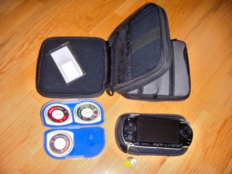 PSP 1004 en perfecto estado, con la caja original y accesorios.

Incluye:

- 16 juegos originales (facilito 01