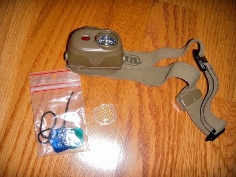 Linterna frontal de la prestigiosa marca francesa PETZL, modelo TacTikka XP con filtros gran angular de 01