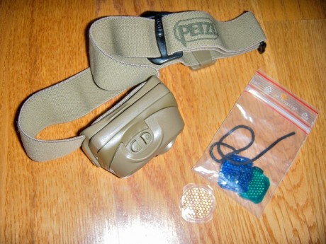 Linterna frontal de la prestigiosa marca francesa PETZL, modelo TacTikka XP con filtros gran angular de 00