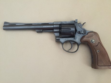 Cambio revolver llama 22 lr. Muy pocos disparos.  Cambio por algún arma que me interese, preferiblemente 11