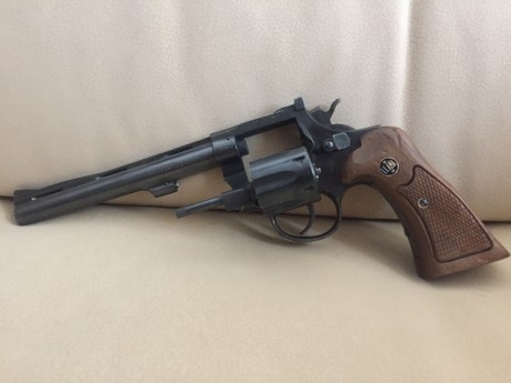 Cambio revolver llama 22 lr. Muy pocos disparos.  Cambio por algún arma que me interese, preferiblemente 10
