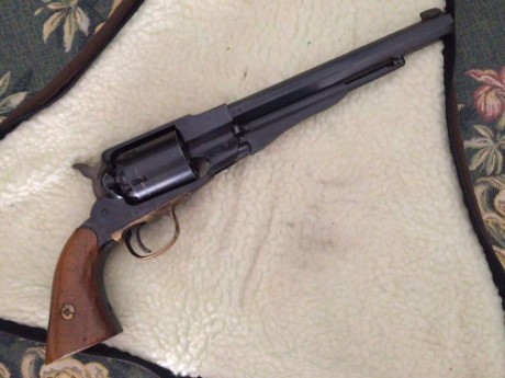Un amigo vende un revolver Remington calibre 44 de Euroarms. El arma esta en perfecto estado de tiro y 02