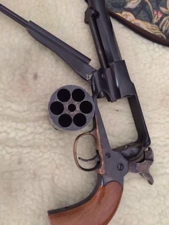 Un amigo vende un revolver Remington calibre 44 de Euroarms. El arma esta en perfecto estado de tiro y 01
