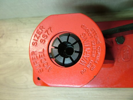 VENDIDA maquina de recalibrar cartuchos del Cal 12 y 410.
Marca MEC Gauge Super Sizer.
Usada en buen estado 01