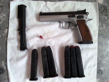 Hola.
Por problemas físicos vendo mi CZ 75 TS con dos carros, uno del .40 S&W y otro del 9 Pb.
Pistola 02