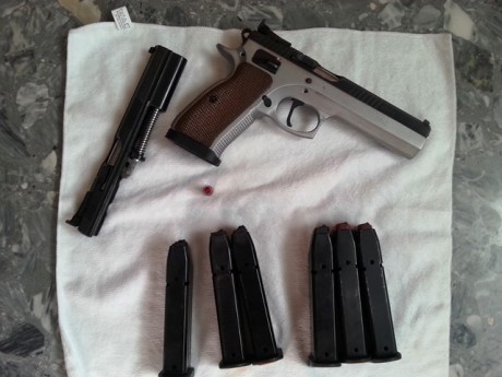 Hola.
Por problemas físicos vendo mi CZ 75 TS con dos carros, uno del .40 S&W y otro del 9 Pb.
Pistola 01
