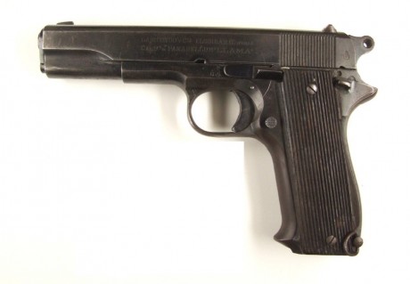 Hola, hace unos días vi en una subasta esta Llama 9mm P y que tengo que reconocer mi ignorancia pero no 00