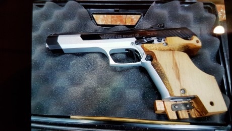 Buenas a todos. Vendo mi cz 122 sport cal.22lr esta impecable con 2 cargadores , cacha original y otra 01