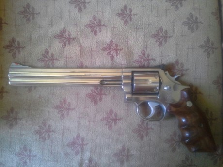A ver si alguien me puede decir que modelo es este revolver S&W :D 
Un saludo a todos. 01
