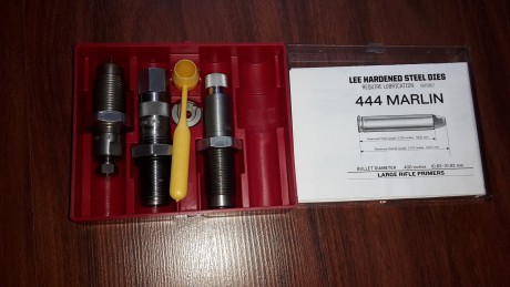 Se vende material de recarga.
Juego de dies LEE luxus 7mmrm - 30€
Juego de dies  LEE 444 marlin. 30€
Juego 01