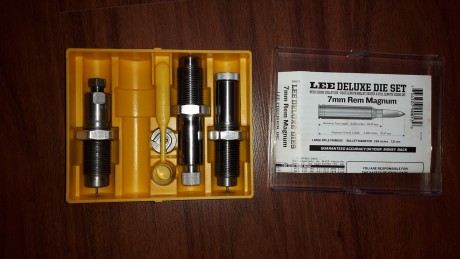 Se vende material de recarga.
Juego de dies LEE luxus 7mmrm - 30€
Juego de dies  LEE 444 marlin. 30€
Juego 00