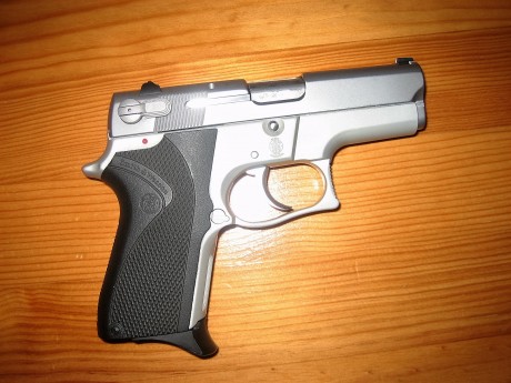 Hola. Vendo SW modelo 6906, de 12+1 disparos, doble y simple acción, tres cargadores. Está en "F" 01