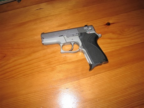 Hola. Vendo SW modelo 6906, de 12+1 disparos, doble y simple acción, tres cargadores. Está en "F" 10