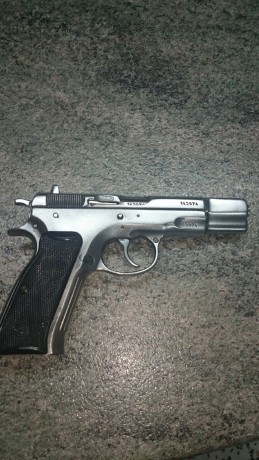Muy buenas vendo pistola Cz75 en muy buen estado, se entrega con cargador  customizado, el que se ve en 01