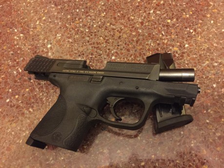 Se vende smith wesson mp 9 compact , guiada con licencia tipo A, se vende por tener cupo lleno y querer 02