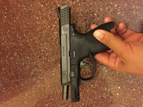 Se vende smith wesson mp 9 compact , guiada con licencia tipo A, se vende por tener cupo lleno y querer 01