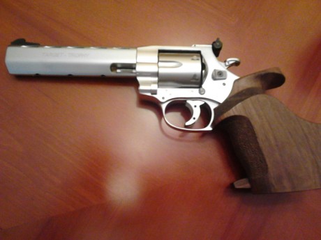 Vendo Revolver Target-Trophy de reestreno precio: 390€ envio fotos por WhatsApp: 656711876 21