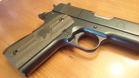 Hola a todos,

Pongo a venta mi Norinco 1911A1 "Molon Labe" en 45ACP customizada.  Como seguramente 12
