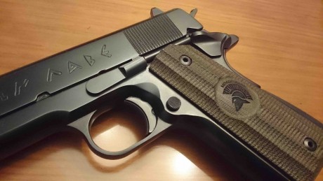Hola a todos,

Pongo a venta mi Norinco 1911A1 "Molon Labe" en 45ACP customizada.  Como seguramente 11