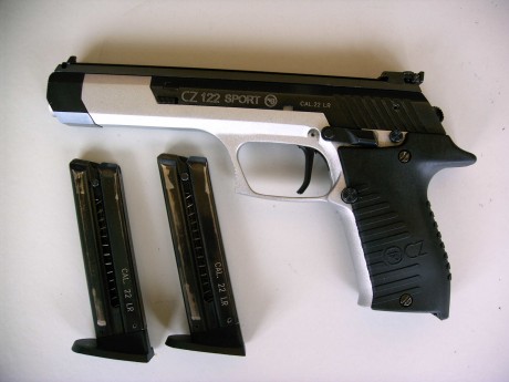 Pistola CZ 122 Sport del calibre 22. Perfecto estado de conservación y funcionamiento. Tiene alza LPA 02