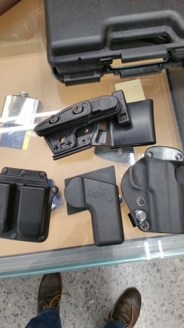 VENDIDA pistola Steyr, modelo M9,calibre 9 Parabellum , con 4 cargadores , 3 fundas y un porta cargador 01